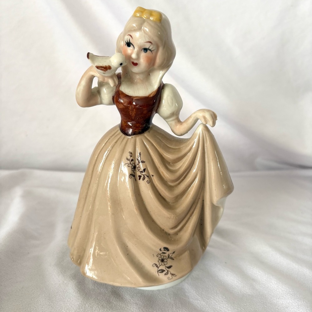 Vintage 60s Snow White ceramic figurine music box home decor Disney